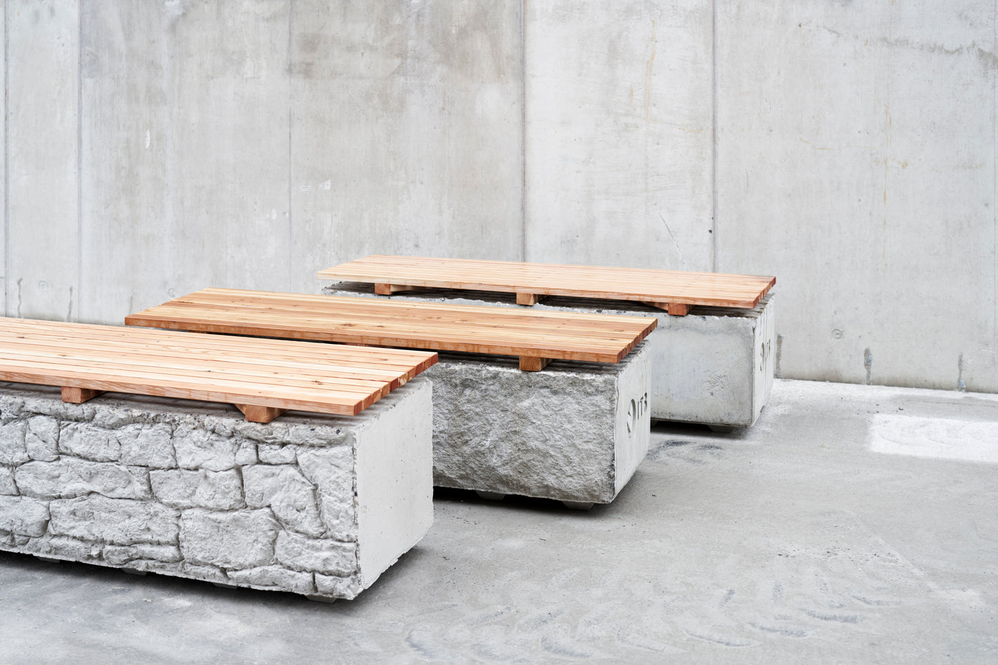 Sitzbank aus Beton mit Holzauflage